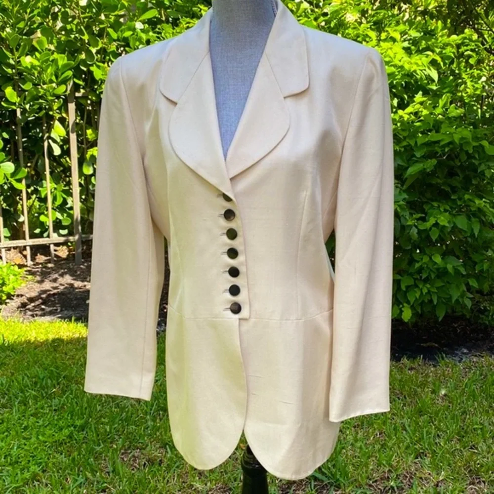 Vintage Christian Dior silk 7 button blazer in cream excellent condition sz 8